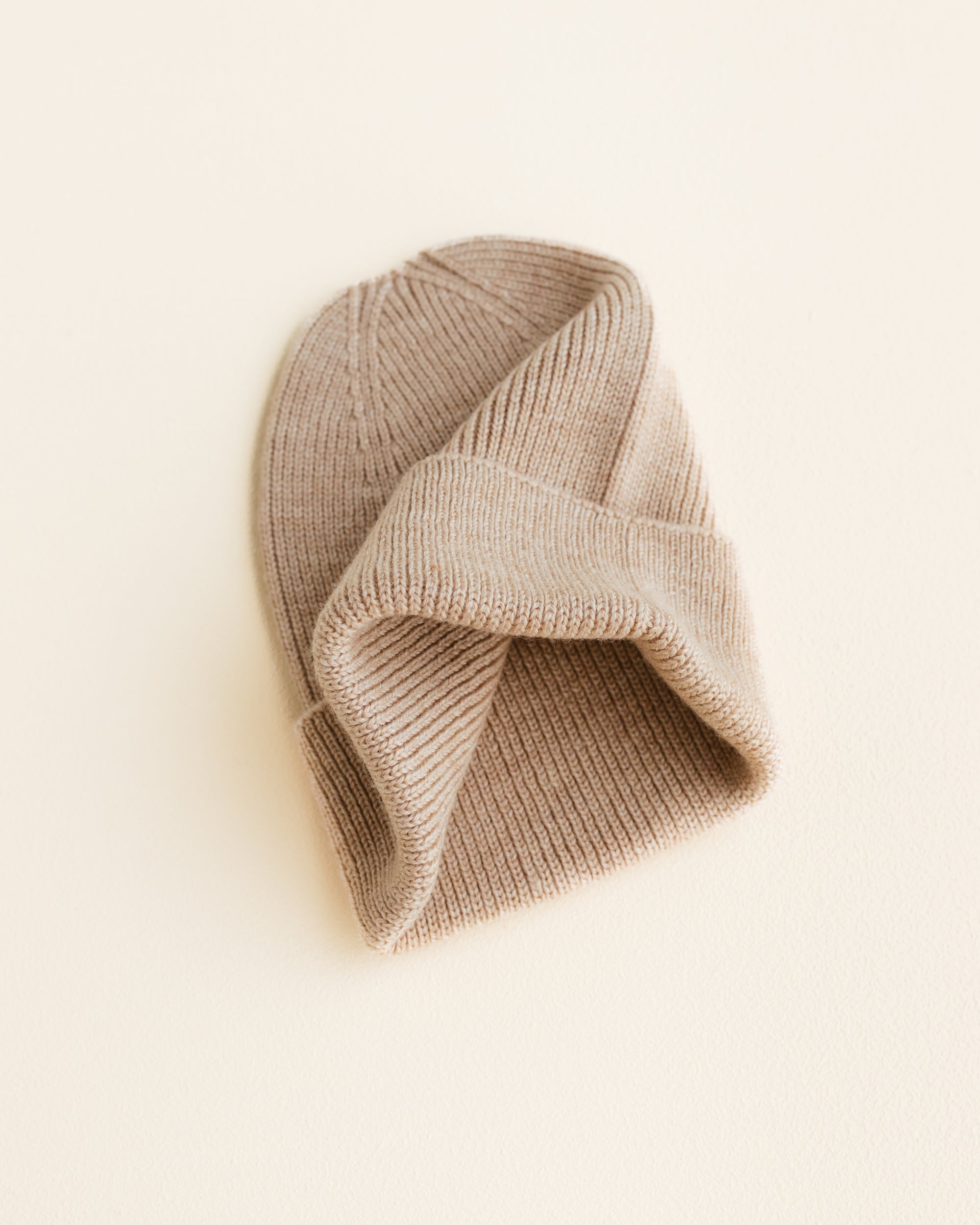 Hvid Newborn Beanie "Fonzie" Sand