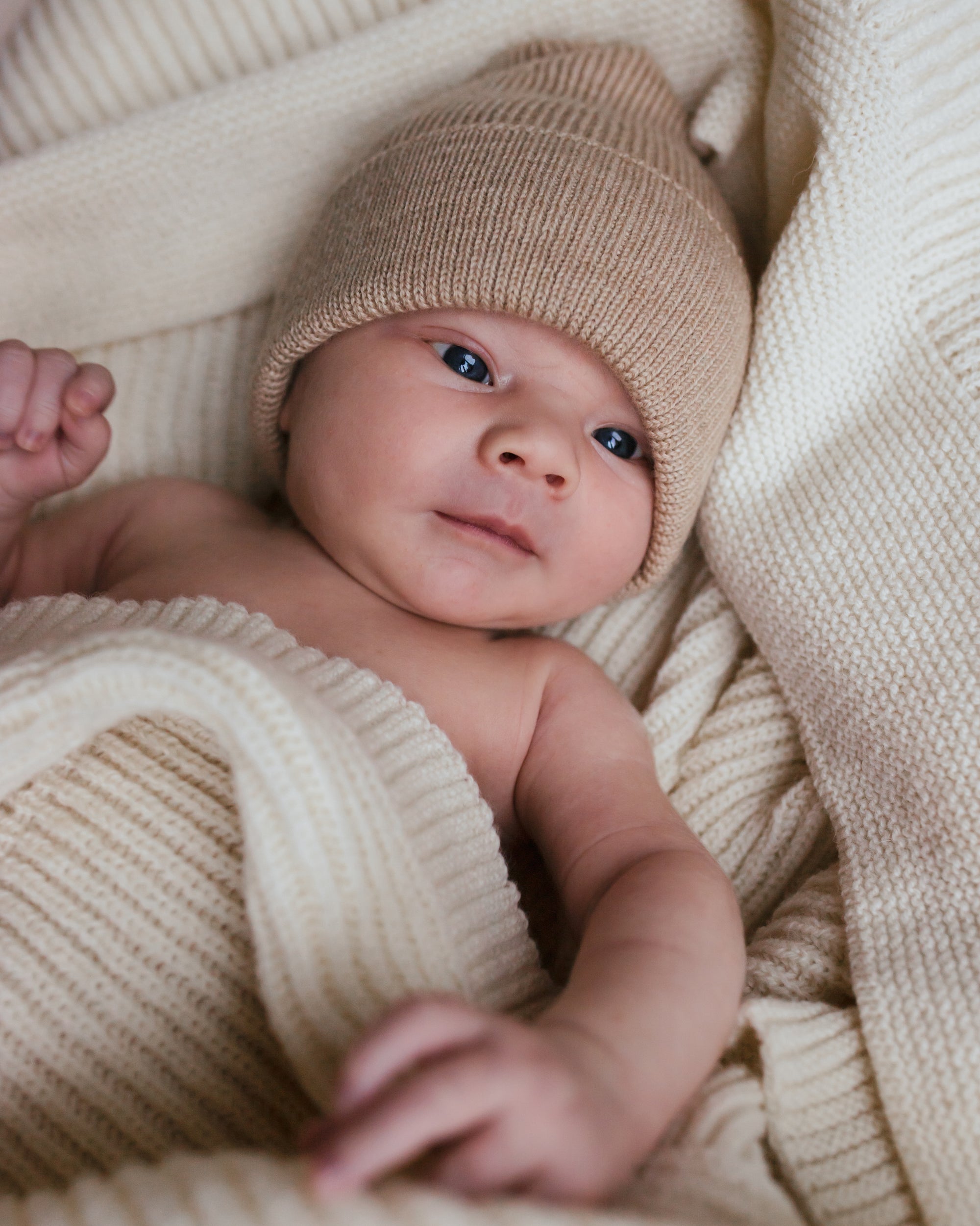 Hvid Newborn Beanie "Fonzie" Sand