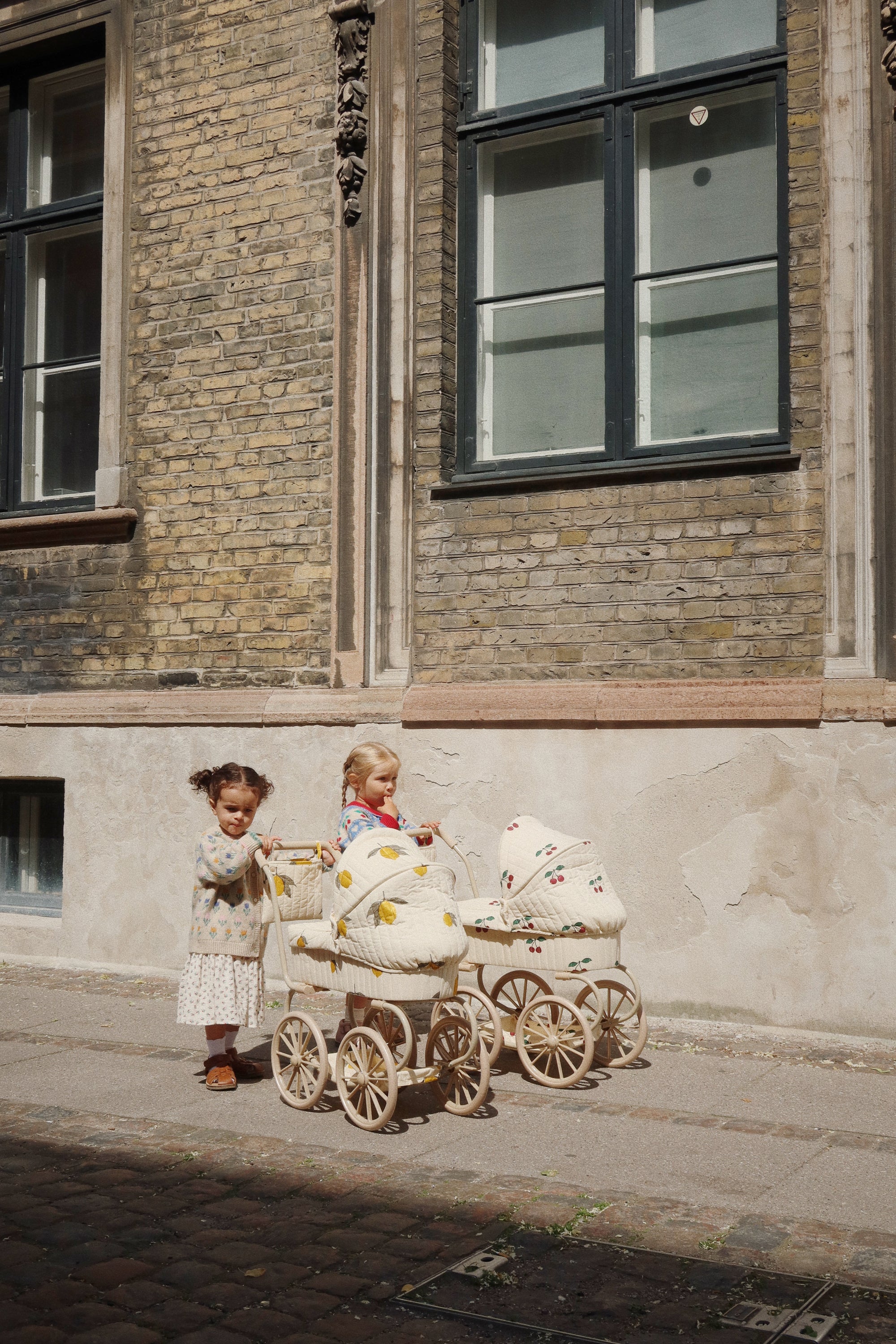 Konges Sløjd Puppen-Kinderwagen "Mini Doll Pram Ma Grande Cerise Glitter"