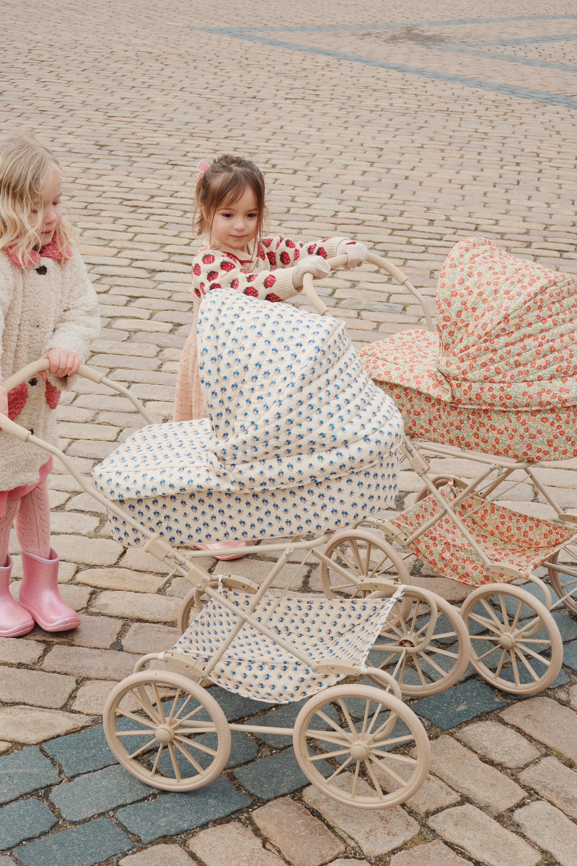 Konges Sløjd Puppen-Kinderwagen "Doll Pram Ma Grand Cerise Glitter"